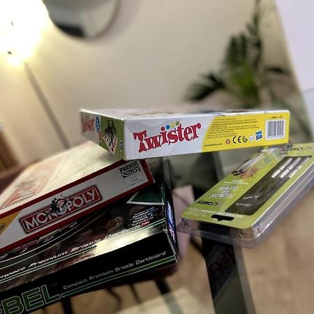 Entire Modern House In Tamworth - 2 Double Beds + Free Parkingヴィラ エクステリア 写真