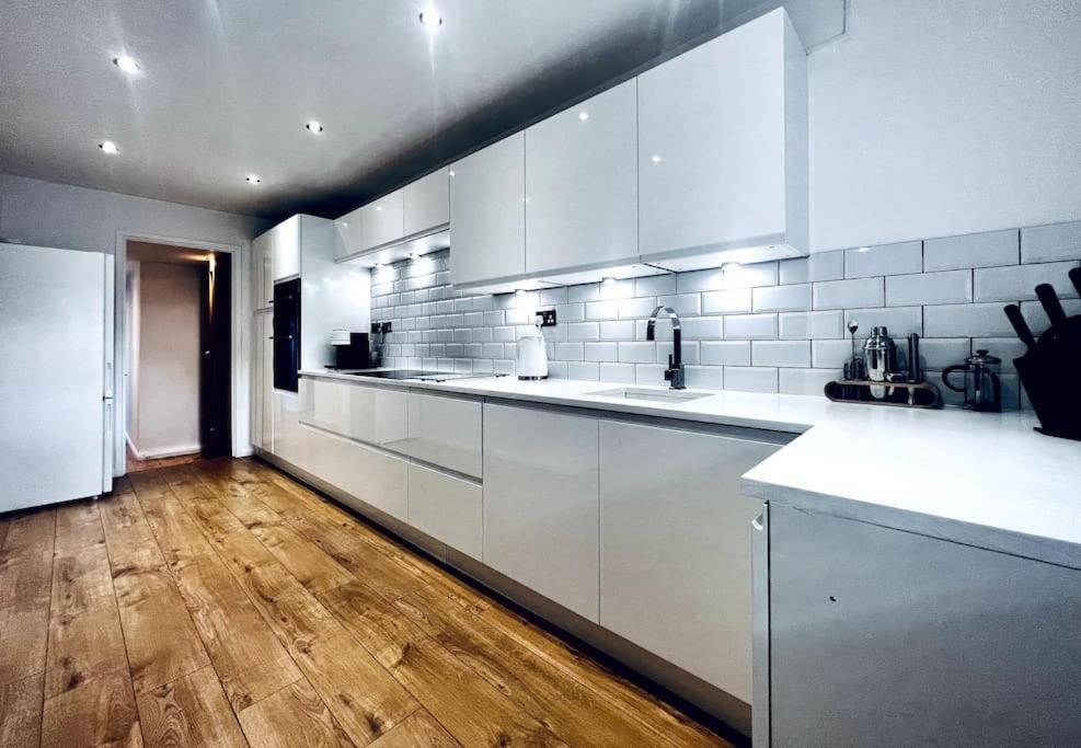 Entire Modern House In Tamworth - 2 Double Beds + Free Parkingヴィラ エクステリア 写真