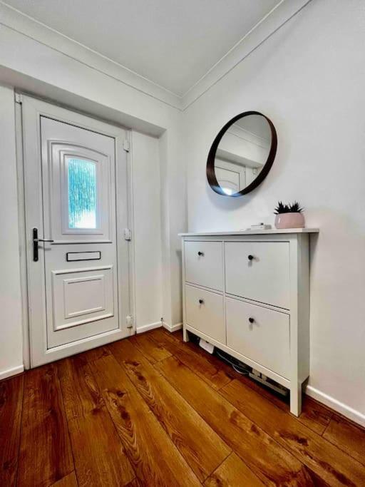 Entire Modern House In Tamworth - 2 Double Beds + Free Parkingヴィラ エクステリア 写真