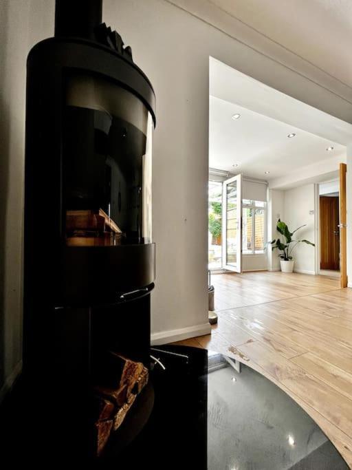 Entire Modern House In Tamworth - 2 Double Beds + Free Parkingヴィラ エクステリア 写真