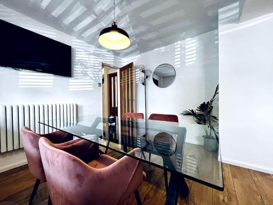Entire Modern House In Tamworth - 2 Double Beds + Free Parkingヴィラ エクステリア 写真