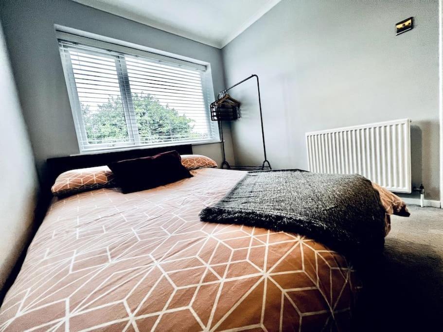 Entire Modern House In Tamworth - 2 Double Beds + Free Parkingヴィラ エクステリア 写真