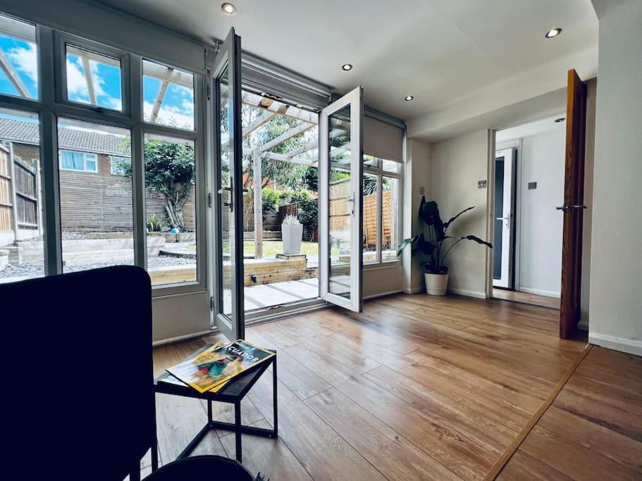Entire Modern House In Tamworth - 2 Double Beds + Free Parkingヴィラ エクステリア 写真