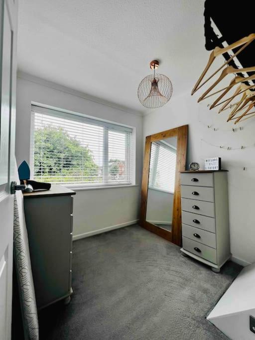 Entire Modern House In Tamworth - 2 Double Beds + Free Parkingヴィラ エクステリア 写真