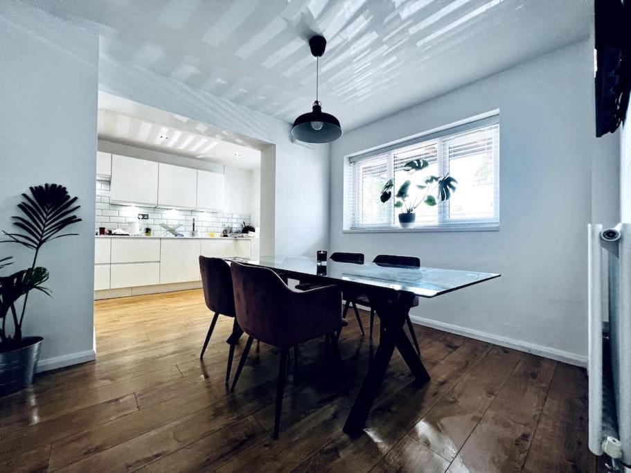 Entire Modern House In Tamworth - 2 Double Beds + Free Parkingヴィラ エクステリア 写真