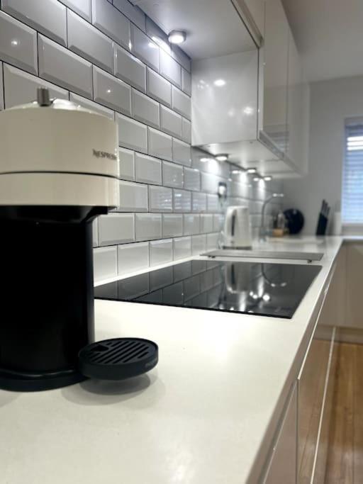 Entire Modern House In Tamworth - 2 Double Beds + Free Parkingヴィラ エクステリア 写真